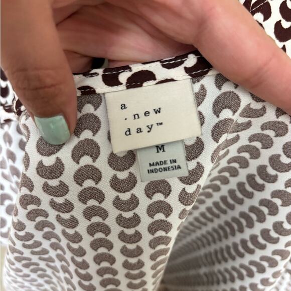 A New Day Brown and White Patterned V-Neck Strap Women's Top Medium - Picture 5 of 5